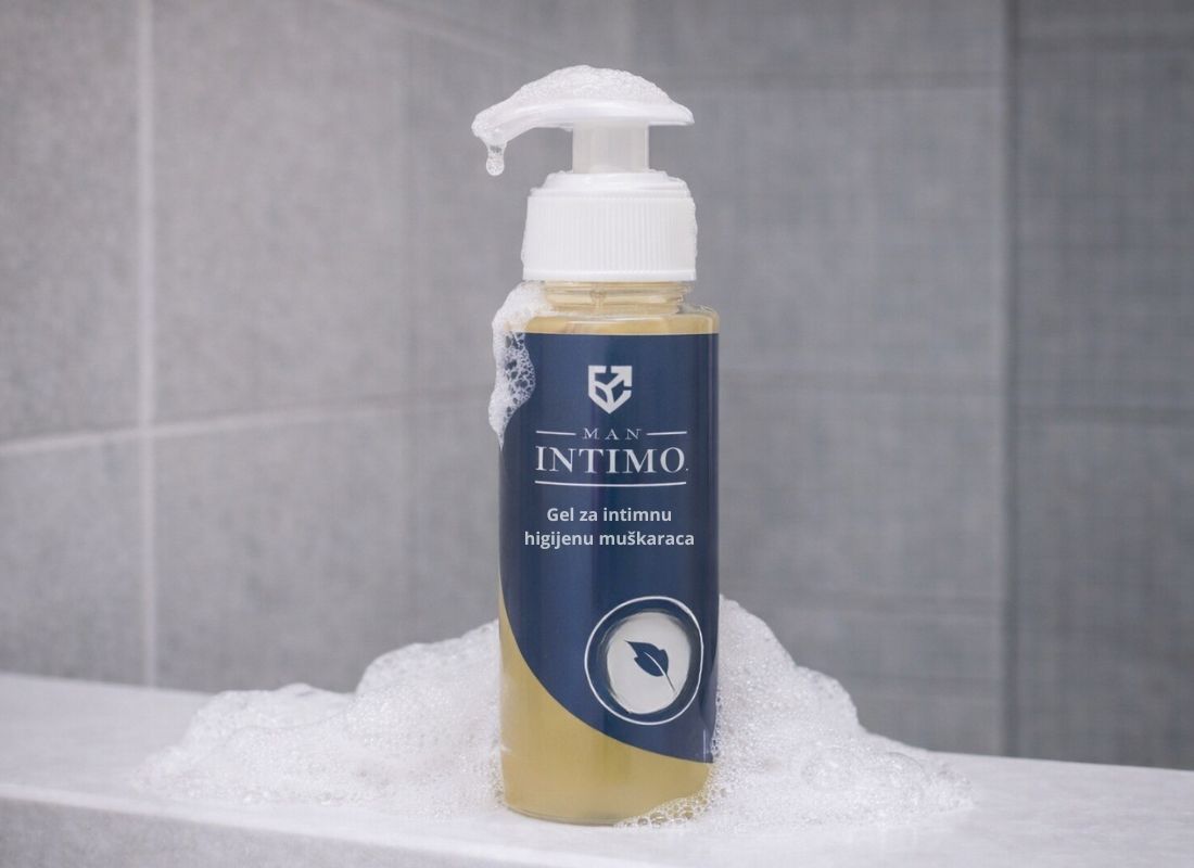 man intimo gel na polcii u kupatilu sa penom oko sebe