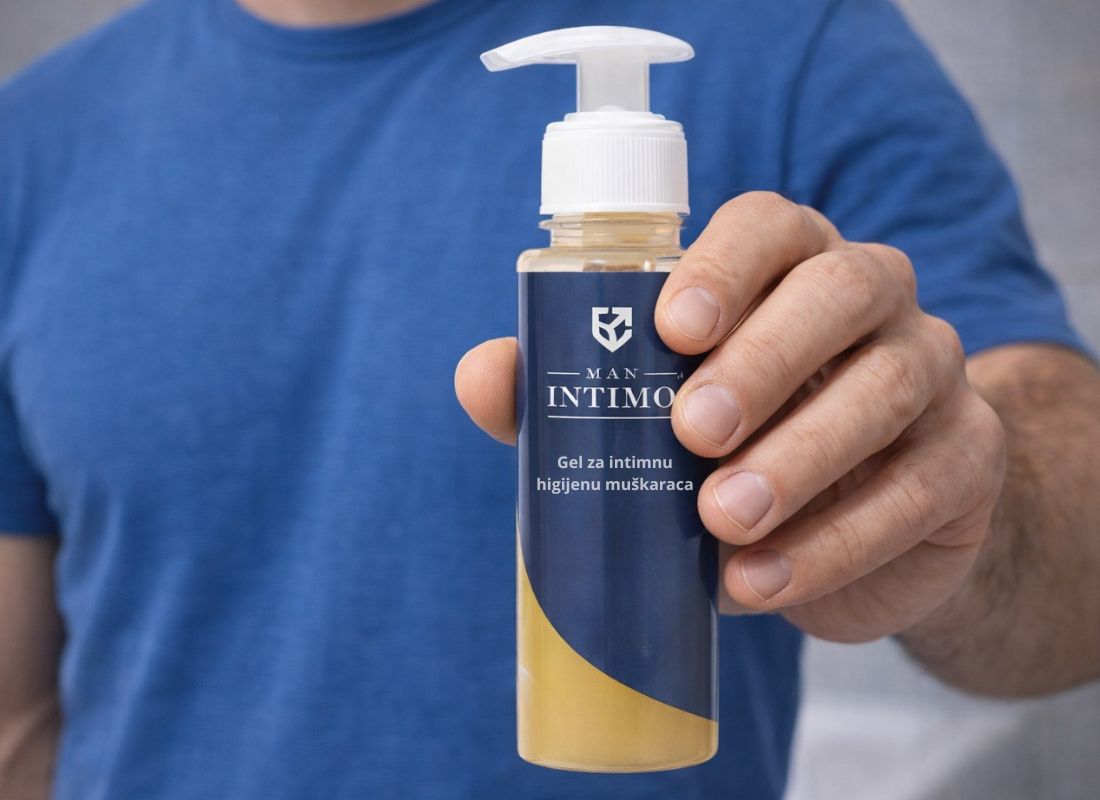 moamk u plavoj majici drži man intimo gel